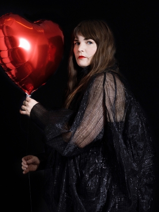 En kvinna med en hjärtformad ballong