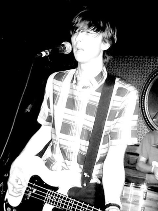 Ett svartvitt foto på en man med en gitarr