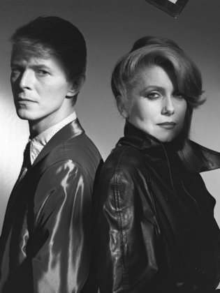 Svartvitt porträtt av David Bowie och Catherine Deneuve