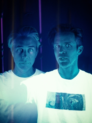 Två män i neonljus