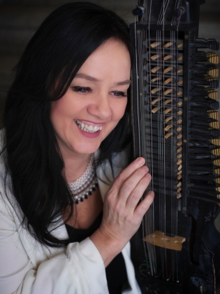 En leende kvinna med instrument