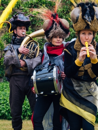 Tre musiker utklädda till insekter