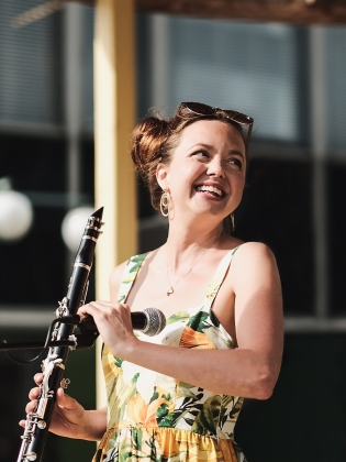 En kvinna i sommarklänning med klarinett