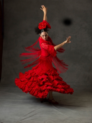 En rödklädd kvinna som dansar flamenco