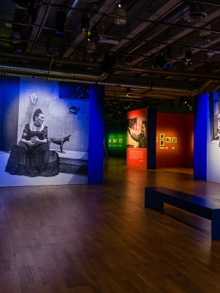 Fotografier i olika storlekar av Frida Kahlo i ett galleri. 
