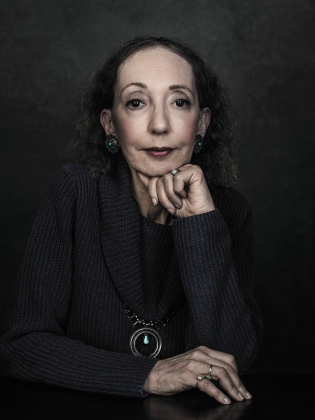 Porträttfoto på författaren Joyce Carol Oates. 