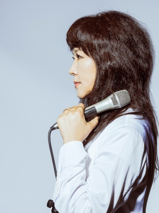 En kvinna som håller i en mikrofon