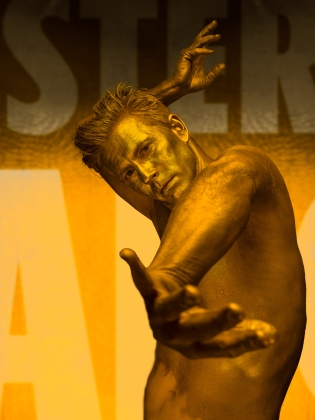 Dansaren Fredrik Benke Rydman målad i guldfärg. 