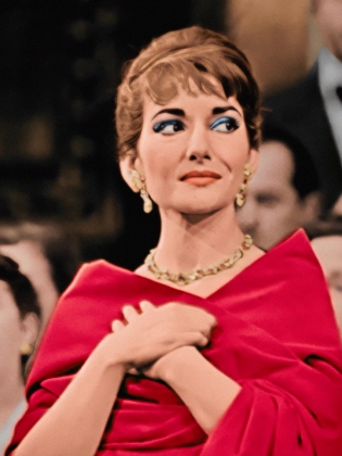 En brunett i en röd sidenklänning står på en operascen