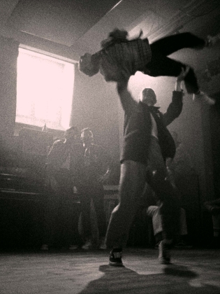 Svartbild bild på akrobatisk dans