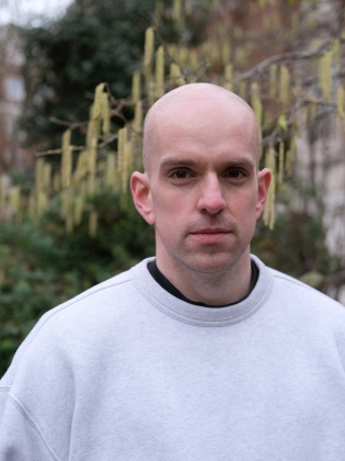 Porträttfoto på författaren Andrew McMillan. 
