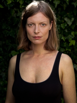Porträttfoto på författaren Asta Olivia Nordenhof.  