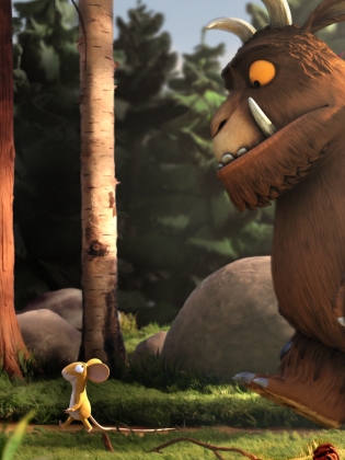 En animerad sagofigur står i en skog och tittar på en mus
