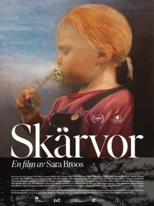 Filmaffisch med ett animerat porträtt av en rödhårig flicka som luktar på en blomma