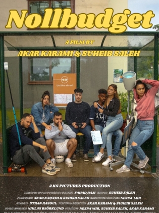 En grupp unga personer står i en busskur med filminspelningsutrustning