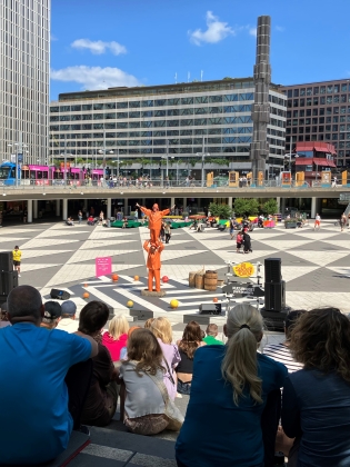 Akrobatikföreställning på Sergels torg.