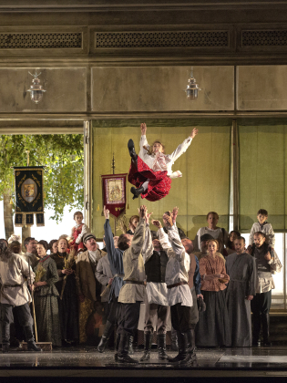 En grupp människor klädda i gammeldags ryska kläder firar.