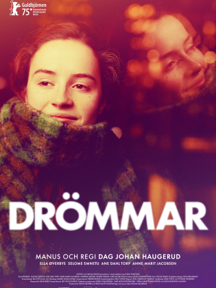 Foto: TriArt Film En ung kvinna tittar leende och drömskt ut genom ett fönster.