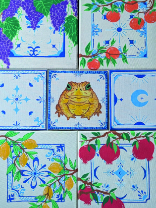 Målade kakelplattor med motiv av vindruvor, apelsiner, citroner, granatäpplen och en brun padda i mitten.