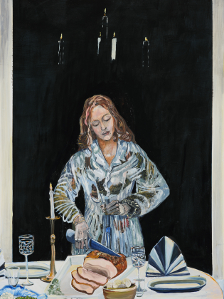 Målning av kvinna i mönstrad klänning som skär skivad stek vid dukat bord med levande ljus.
