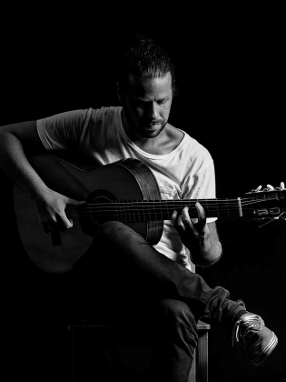 Pressfoto Robert Svärd Svartvitt foto på man med gitarr