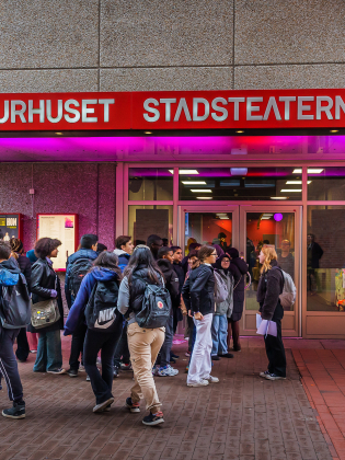 Glada barn utanför Kulturhuset Stadsteatern i Skärholmen