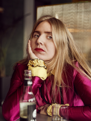 Författarporträtt på Amanda Romare, foto av Linda Arvidsson