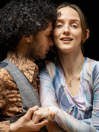 Ett par som kramar varandra