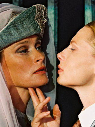 Två kvinnor ser intensivt på varandra