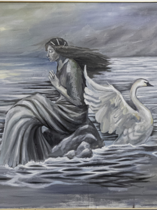 Målning av kvinna i klänning sittande på sten i vatten, med en svan med utbredda vingar bredvid.