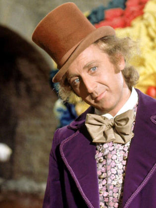 En rödhårig man har på sig en färgglad smoking.