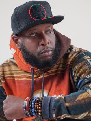 En man i keps och huvtröja