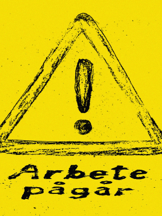 Gult varningsmärke med svart utropstecken och texten "Arbete pågår" i handritad stil.