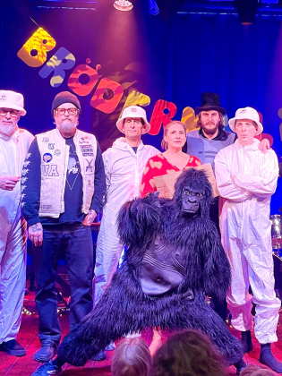 Flera utklädda personer