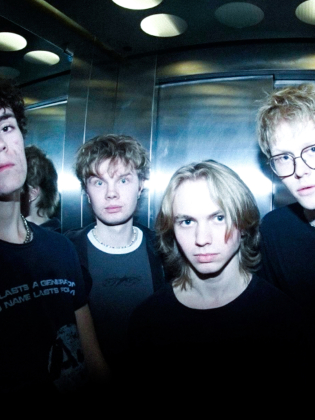 Fyra killar i en hiss