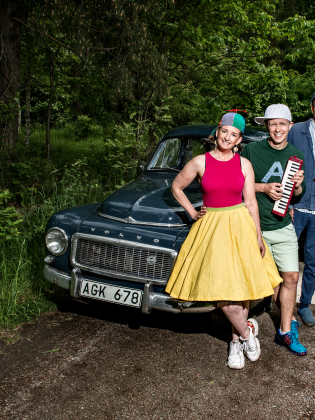 Fyra personer framför en bil