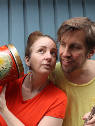 Två personer med instrument