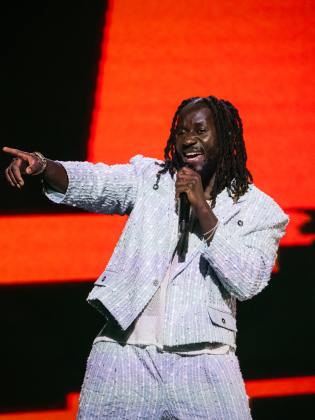 En leende man som pekar