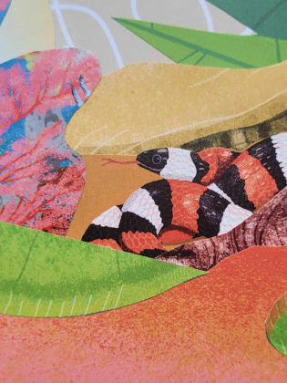 Illustration av en korallorm med svart, röd och vit randning bland färgglada växter och blad.