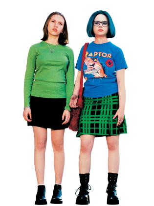 Två unga kvinnor betraktar något.