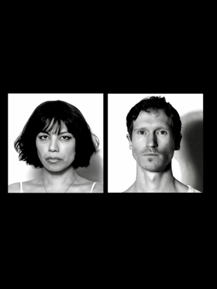 Svartvit bild på två personer