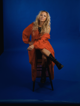 En kvinna i röd klänning på en pall