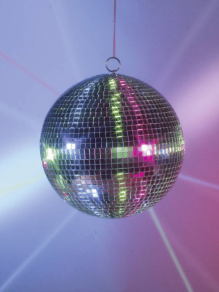 Spegelboll hänger i taket och reflekterar färgat ljus i rosa, blått, grönt och vitt mot väggen.