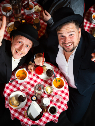 Helan och Halvdan vid ett soppteaterbord