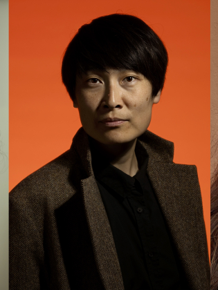 Tre porträtt av kvinnor i 40–50-årsåldern; en med glasögon och brun tröja, en i mörk kavaj mot orange bakgrund, en i rosa polotröja.