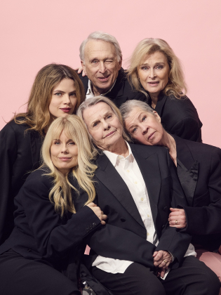 Gruppbild med sex skådespelare från "Stilleben" på Kulturhuset Stadsteatern. Tre kvinnor med blont hår i svarta plagg, tre män i kostym och vit skjorta, mot rosa bakgrund. 