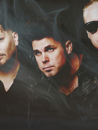 Tre män bredvid varandra