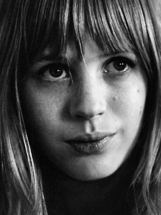 Savrtvitt porträtt av en ung kvinna med lugg.