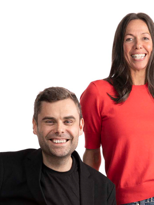 Två personer mot vit bakgrund