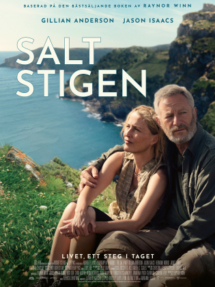 Ett par håller om varandra på en strand.